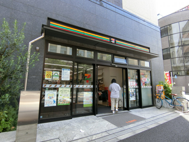近くのセブンイレブン 新宿早稲田高校前店