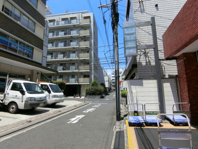 西新宿第一手塚ビル前面の通り