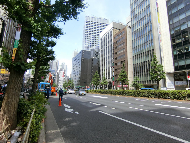 新宿島津ビル前面の甲州街道