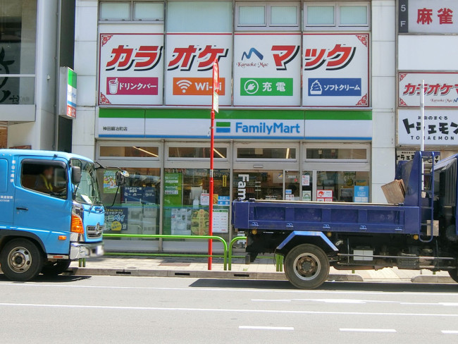 近くのファミリーマート 神田鍛冶町店