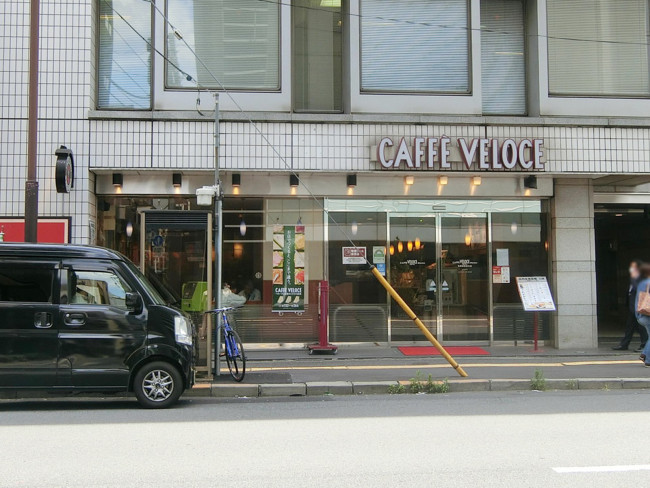 隣のカフェ・ベローチェ