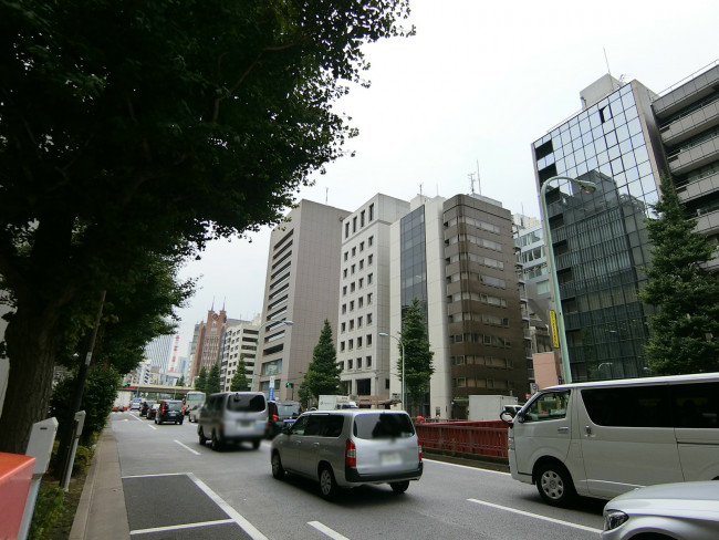 京橋彌生ビル前面の通り