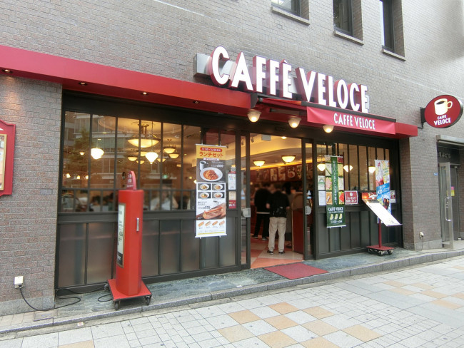 隣のカフェ・ベローチェ西新宿店