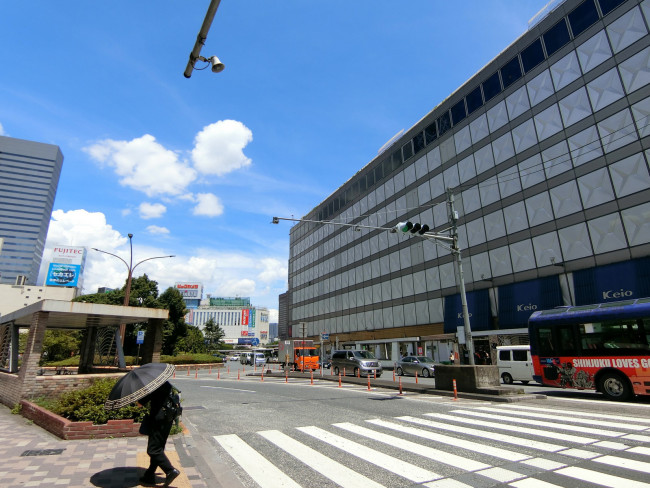 ヨドバシ新宿西口駅前ビル前面の通り