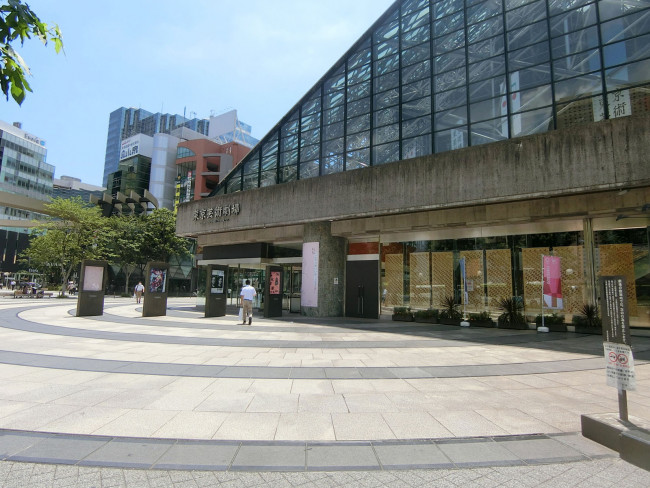 向かいの東京芸術劇場