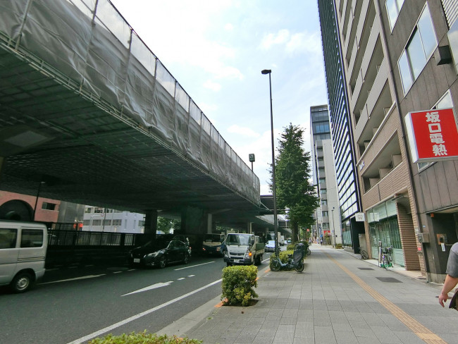 TOWA秋葉原ビル前面の昭和通り