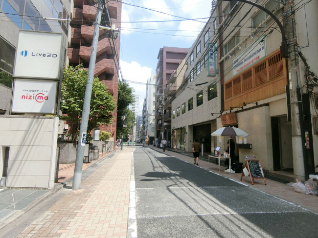 新宿ネバーギブアップ2 月城ビル前面の通り