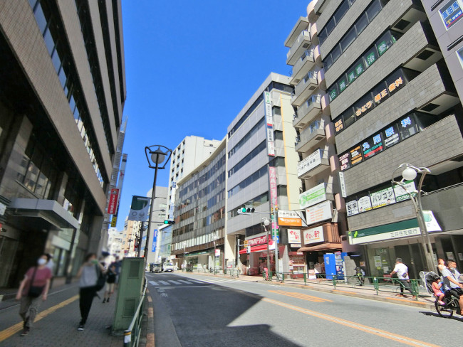 ユニオン駅前ビル前面の早稲田通り
