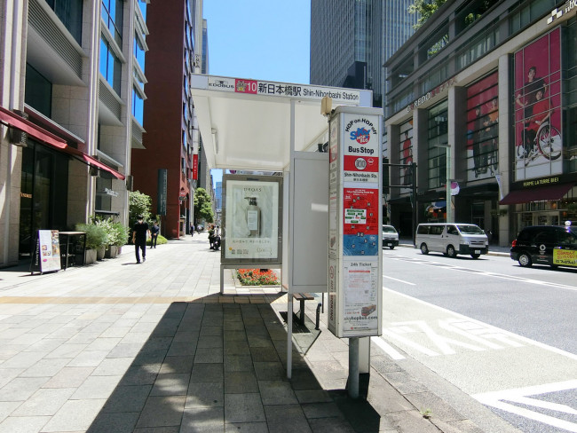 ビル前のバス停「新日本橋駅」