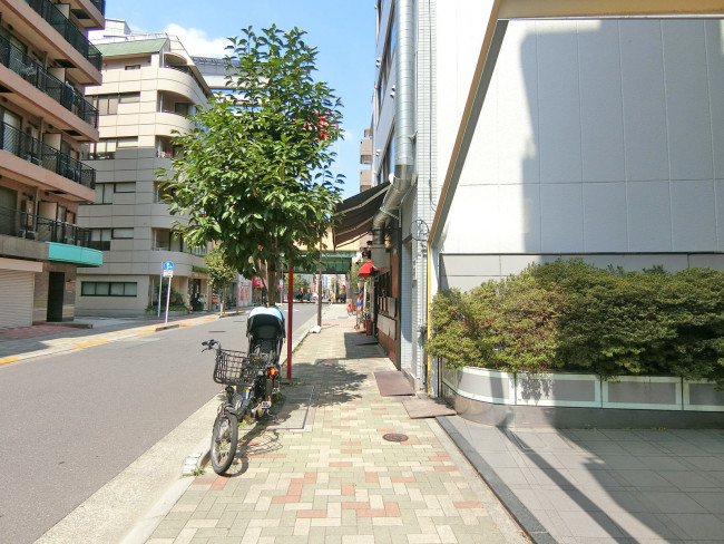 岩崎ビル前面の通り