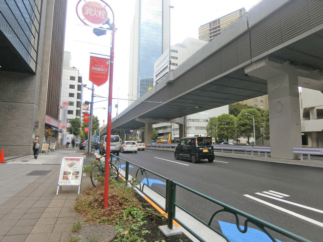 内田ビル前面の六本木通り