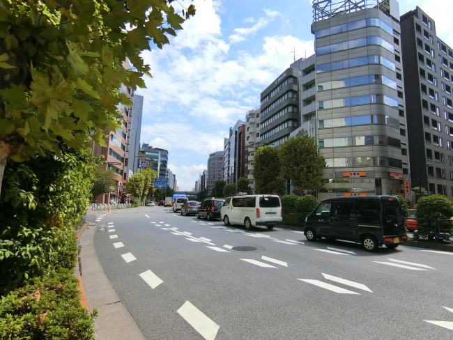 神田須田町スクエアビル前面の通り