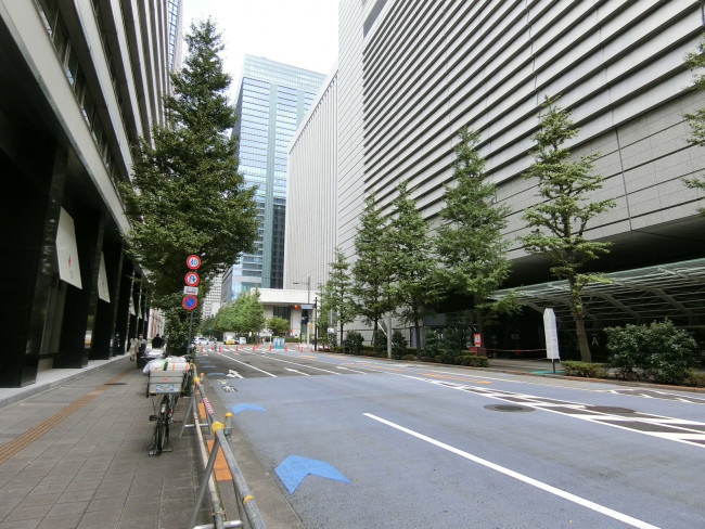 新東京ビル前面の通り