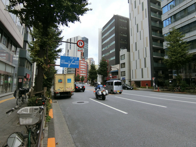 松浦ビル前面の中央通り