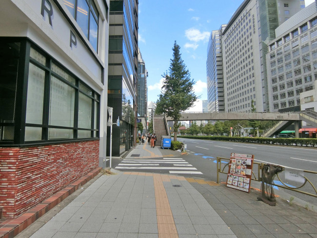 E.T.S.21 西新宿ビル前面の通り