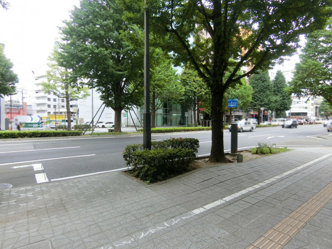 第1日本オフィスビル前面の広瀬通