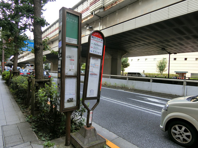 付近のバス停「東京オペラシティ前」