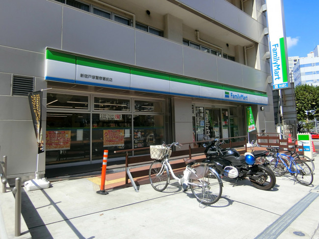 徒歩1分のファミリーマート 新宿戸塚警察署前店
