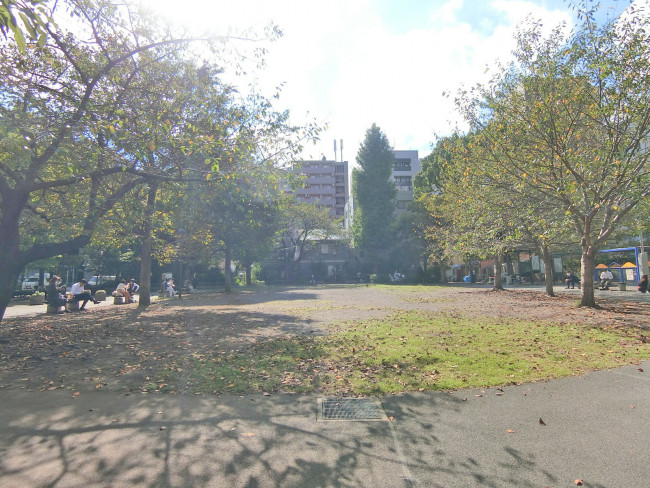 斜め向かいの中央区立箱崎公園