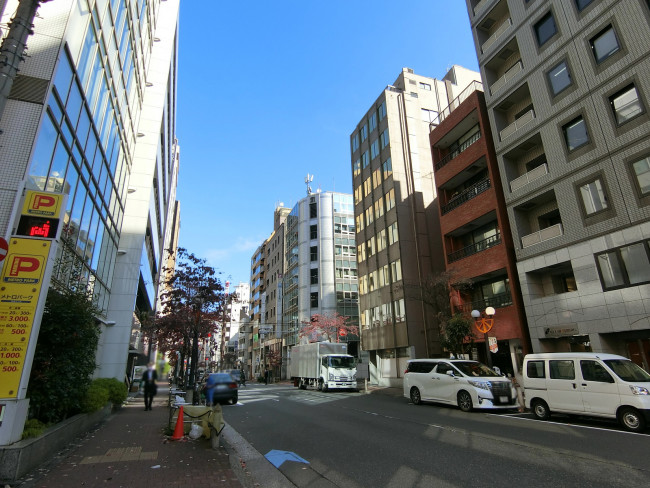 新橋加藤ビル前面の赤レンガ通り