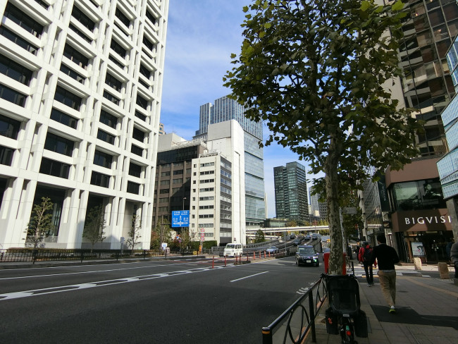 AKASAKA K-TOWER前面の青山通り