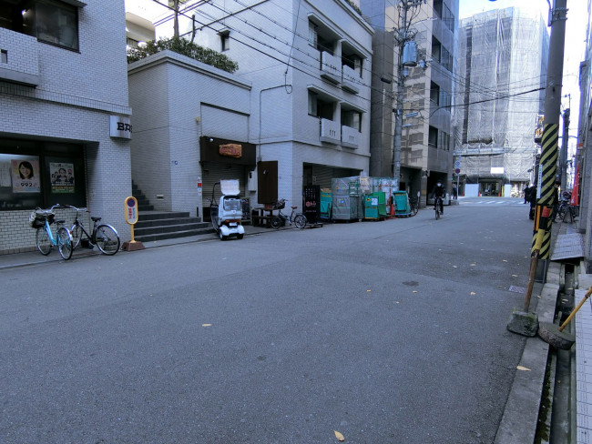 TATSUMI梅ヶ枝町ビル前面の通り