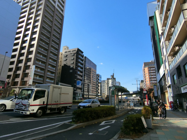 日高ビル前面の京葉道路