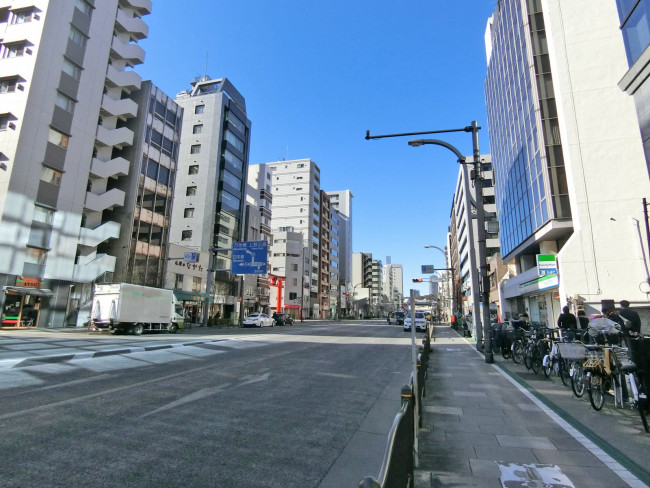日新上野ビル前面の浅草通り