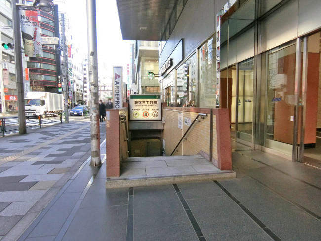最寄りの「新宿三丁目駅」