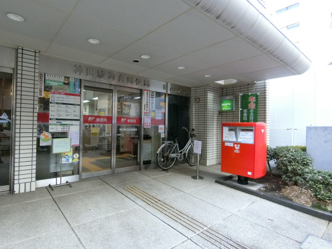向かいの神田駿河台郵便局