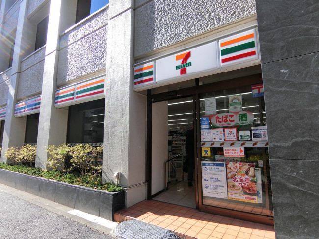至近のセブンイレブン神田錦町千代田通り店