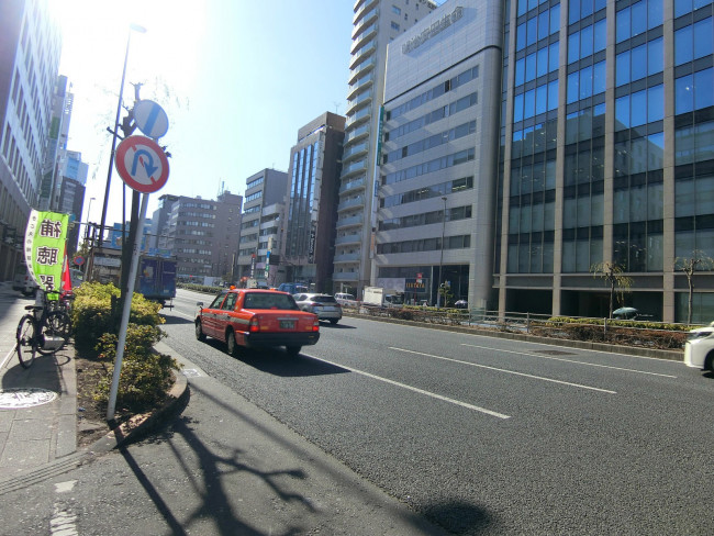 コイズミビル前面の桜田通り