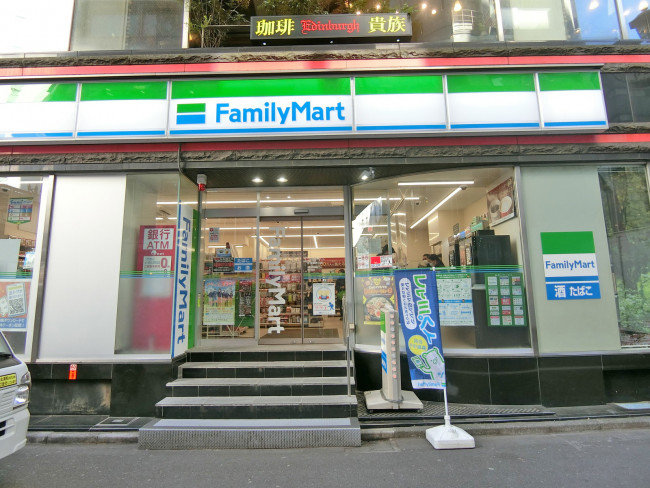 徒歩1分のファミリーマート新宿要通り店