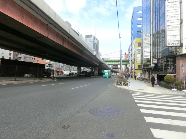 大原ビル前面の昭和通り