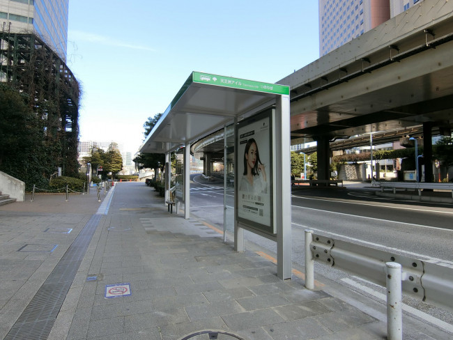 ビル前のバス停「天王州アイル2」