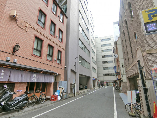 周辺はオフィスや店舗が多いエリア