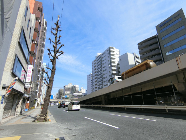 上野SKビル前面の通り