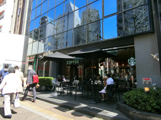 向かいにあるスターバックスコーヒー本郷東大前店