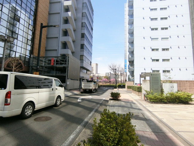 新横浜IKビル前面の通り