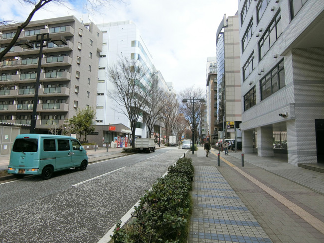 新横浜ナラビル前面のアリーナ通り