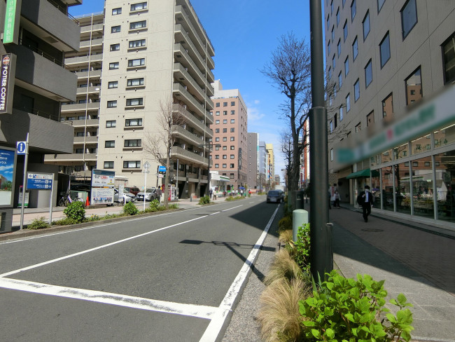 新横浜第一ビルディング前面の新横浜中央通り