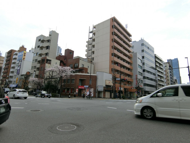 付近の妻恋坂交差点