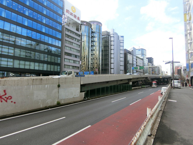 目の前には首都高速3号渋谷線