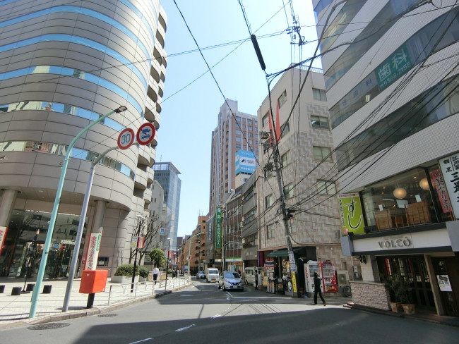 新宿松本ビル前面の通り