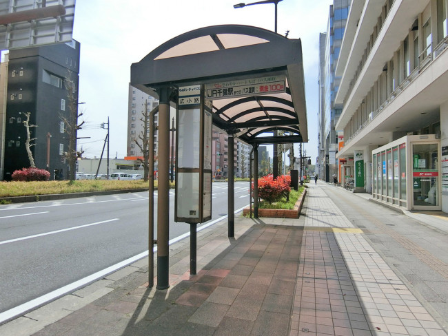 ビル前のバス停「広小路」