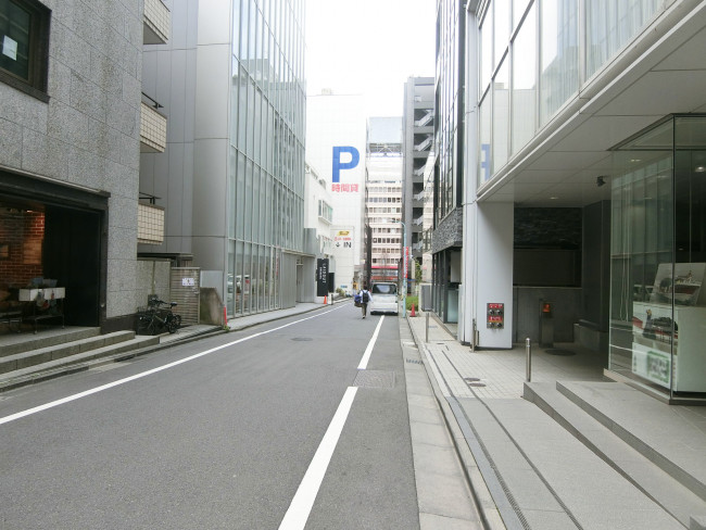 全国婦人会館前面の通り