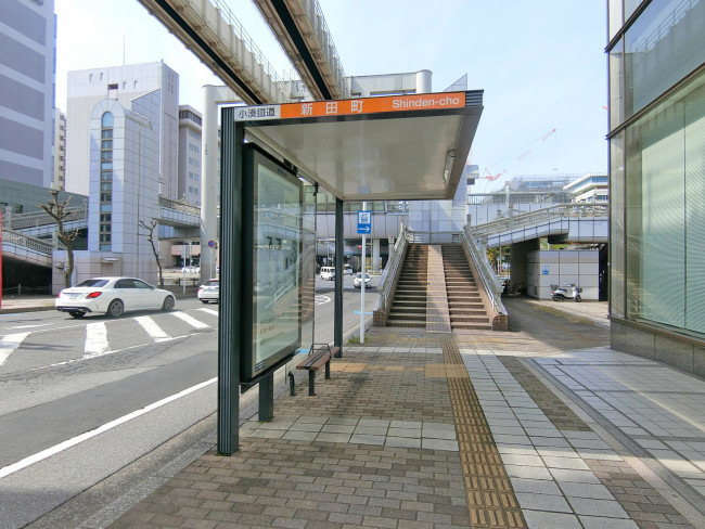 ビル前のバス停「新田町」