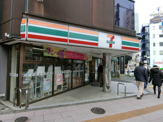 近くのセブンイレブン港区飯倉店