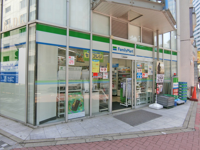 同じ並びのファミリーマート銀座昭和通り店