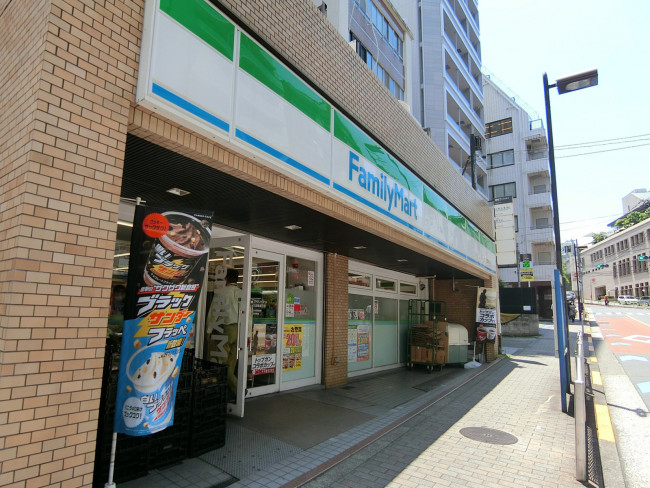 向かいのファミリーマート 三田聖坂下店